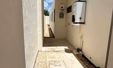 CASA DE UNA PLANTA EN PRIVADA EN CHOLUL CON PANELES SOLARES