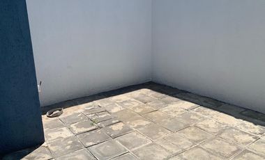 Renta de Casa en colonia Centro de San Andrés Cholula, 3 recamaras con baño 2 de ellas en PB, cochera para 2 autos portón automático