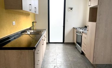 Renta de Casa en colonia Centro de San Andrés Cholula, 3 recamaras con baño 2 de ellas en PB, cochera para 2 autos portón automático