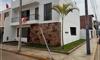 VENDO  CASA EN ESQUINA DE 220M2  EN CHORRILLOS - URB. LOS LAURELES