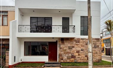 VENDO  CASA EN ESQUINA DE 220M2  EN CHORRILLOS - URB. LOS LAURELES