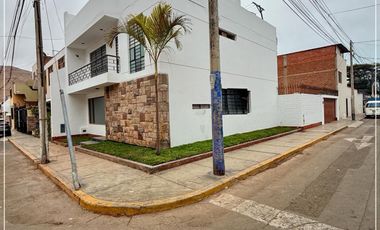 VENDO  CASA EN ESQUINA DE 220M2  EN CHORRILLOS - URB. LOS LAURELES