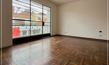 VENDO  CASA EN ESQUINA DE 220M2  EN CHORRILLOS - URB. LOS LAURELES
