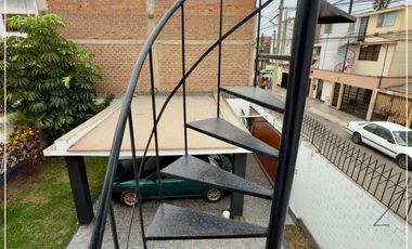 VENDO  CASA EN ESQUINA DE 220M2  EN CHORRILLOS - URB. LOS LAURELES