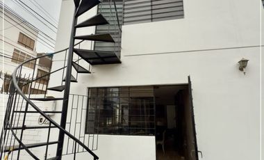 VENDO  CASA EN ESQUINA DE 220M2  EN CHORRILLOS - URB. LOS LAURELES