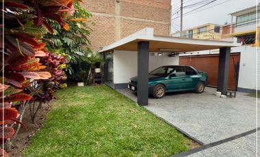 VENDO  CASA EN ESQUINA DE 220M2  EN CHORRILLOS - URB. LOS LAURELES