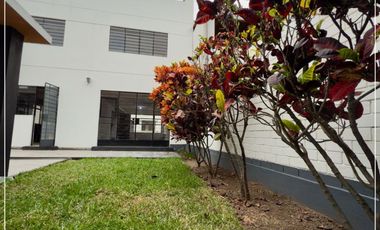 VENDO  CASA EN ESQUINA DE 220M2  EN CHORRILLOS - URB. LOS LAURELES
