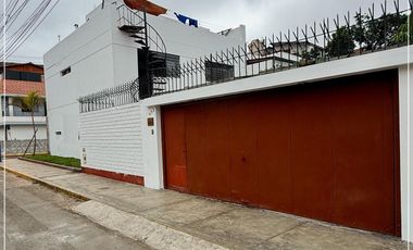 VENDO  CASA EN ESQUINA DE 220M2  EN CHORRILLOS - URB. LOS LAURELES