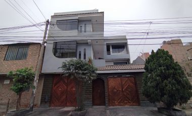 En venta casa de 3 pisos + Azotea - Los Olivos