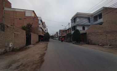 En venta casa de 3 pisos + Azotea - Los Olivos