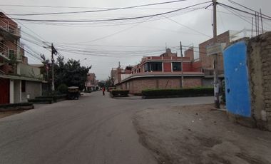 En venta casa de 3 pisos + Azotea - Los Olivos