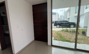 Casa residencial en renta excelente ubicación con amplio jardín.