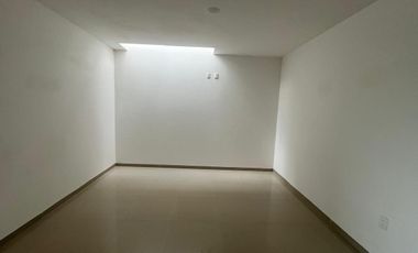 Casa residencial en renta excelente ubicación con amplio jardín.