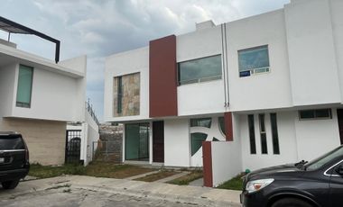 Casa residencial en renta excelente ubicación con amplio jardín.