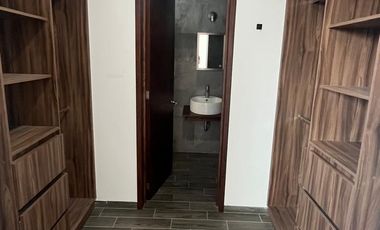 Casa residencial en renta excelente ubicación con amplio jardín.