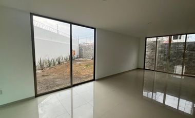 Casa residencial en renta excelente ubicación con amplio jardín.