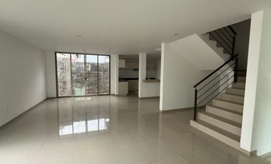Casa residencial en renta excelente ubicación con amplio jardín.