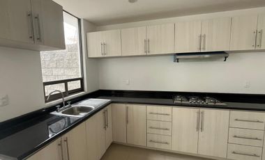 Casa residencial en renta excelente ubicación con amplio jardín.
