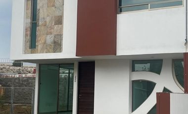 Casa residencial en renta excelente ubicación con amplio jardín.