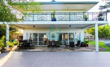 Spacious 3 Bedrooms House with Pool and Big Garden