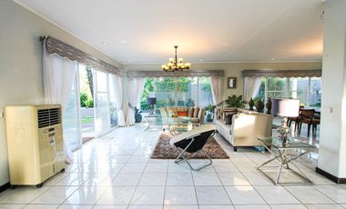 Spacious 3 Bedrooms House with Pool and Big Garden