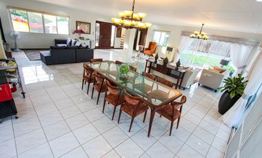 Spacious 3 Bedrooms House with Pool and Big Garden