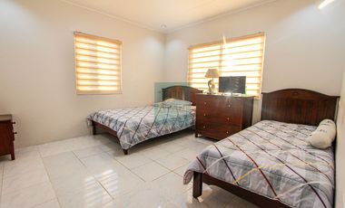 Spacious 3 Bedrooms House with Pool and Big Garden