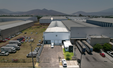 Bodega en renta en parque industrial, sobre una de las avenidas principaes de Guadalajara