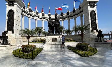 Edificio venta en Centro de Guayaquil, Avda Olmedo y Malecón Bahía