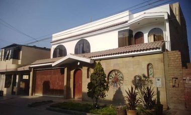En venta casa de 3 pisos + Azotea - Lurigancho