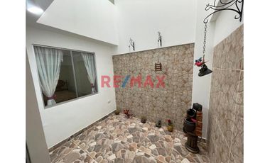 Alquilo Casa En Estreno De 3 Pisos Frente A Parque, En Lurín - La Estancia