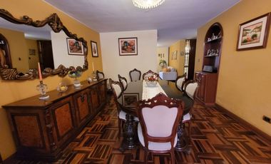 VENDO CASA DE 3 PISOS EN SURCO AV. SOTO BERMEO