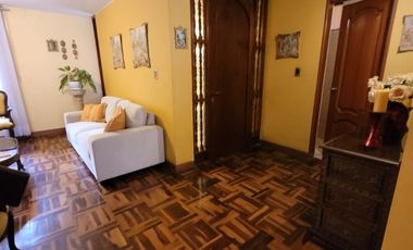 VENDO CASA DE 3 PISOS EN SURCO AV. SOTO BERMEO