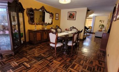 VENDO CASA DE 3 PISOS EN SURCO AV. SOTO BERMEO