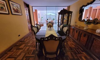 VENDO CASA DE 3 PISOS EN SURCO AV. SOTO BERMEO