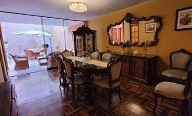 VENDO CASA DE 3 PISOS EN SURCO AV. SOTO BERMEO