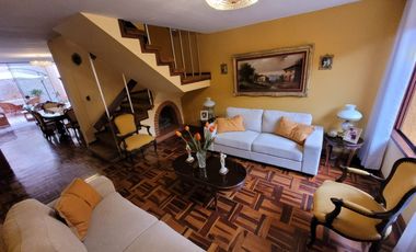 VENDO CASA DE 3 PISOS EN SURCO AV. SOTO BERMEO
