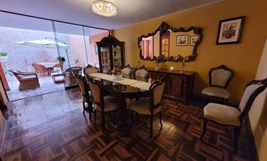 VENDO CASA DE 3 PISOS EN SURCO AV. SOTO BERMEO