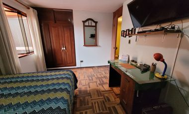 VENDO CASA DE 3 PISOS EN SURCO AV. SOTO BERMEO