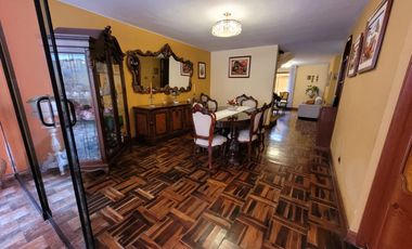 VENDO CASA DE 3 PISOS EN SURCO AV. SOTO BERMEO