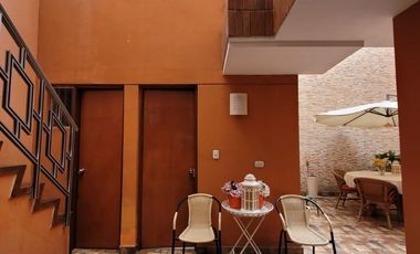 VENDO CASA DE 3 PISOS EN SURCO AV. SOTO BERMEO