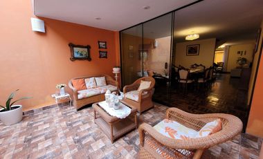 VENDO CASA DE 3 PISOS EN SURCO AV. SOTO BERMEO