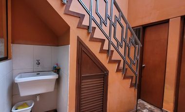 VENDO CASA DE 3 PISOS EN SURCO AV. SOTO BERMEO
