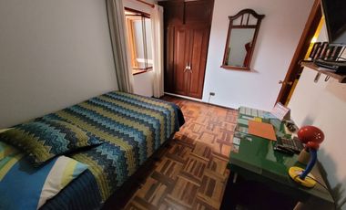 VENDO CASA DE 3 PISOS EN SURCO AV. SOTO BERMEO