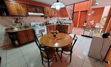 VENDO CASA DE 3 PISOS EN SURCO AV. SOTO BERMEO
