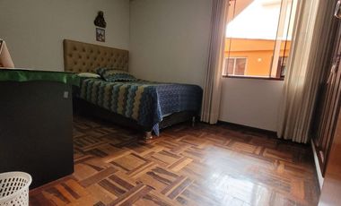VENDO CASA DE 3 PISOS EN SURCO AV. SOTO BERMEO
