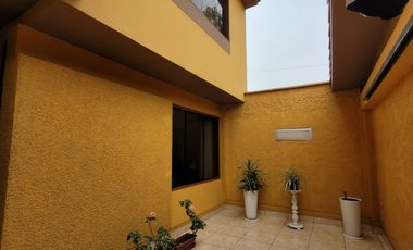 VENDO CASA DE 3 PISOS EN SURCO AV. SOTO BERMEO