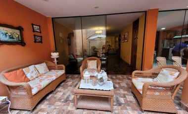 VENDO CASA DE 3 PISOS EN SURCO AV. SOTO BERMEO
