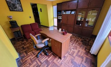 VENDO CASA DE 3 PISOS EN SURCO AV. SOTO BERMEO