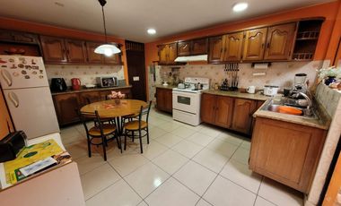 VENDO CASA DE 3 PISOS EN SURCO AV. SOTO BERMEO